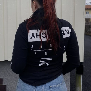 Tröja med tryck - Snygg långärmad tröja som sällan kommer till användning. Coolt tryck bak och vänster arm (sista bilden) går ner till mitten på höfterna och smått rundad bak. 