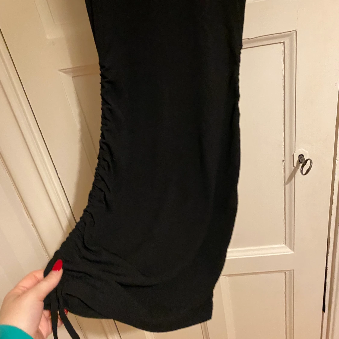 Svart klänning med dragsko - 90