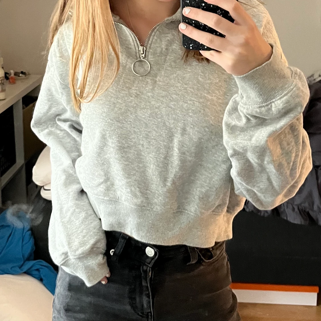 Grå tröja med blixlås 