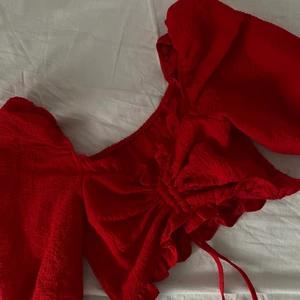 Top  - Röd top som går att anpassas i längden . Toppen har jag aldrig använt, bara tvättat en gång. 