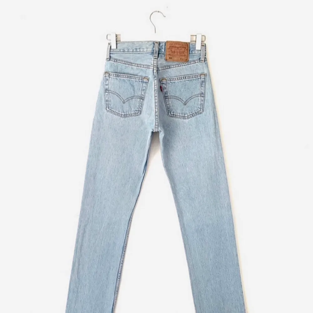 Sjuukt snygga Levis vintage Jeans inköpta från Folded Vintage för 1100. Aldrig använda pga för små för mig:) Går hela vägen ner i marken på mig som är 168. Levis måtten är W27 men passar en 23/24❤️ . Jeans & Byxor.