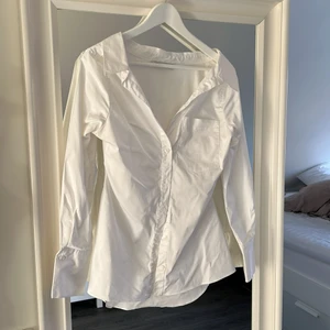 Skjorta - Snygg skjorta som är perfekt att ha under tjocka tröjor. Eller bara ha den öppen med en topp under. 