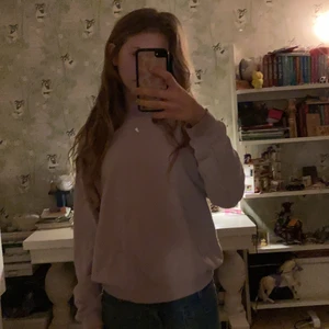 Lila tjocktröja!  - Så cool tjocktröja i en så underbar lila färg! Så skön och sval! Storlek xs! 