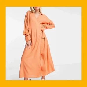 Omlottklänning - Persikofärgad omlottklänning från Monki. Storlek S men passar även mig som är M-L :)