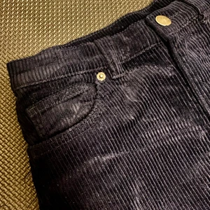 KJOL FRÅN MONKI - Mörkblå Manchester kjol från Monki i storlek 36. Säljer pga för liten. Köparen står för frakten, kontakta mig vid frågor och funderingar <33 