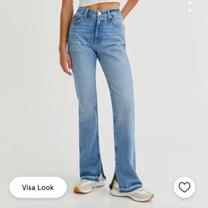 Pull&bear utsvängda jeans med slitsar  - Säljer dessa blåa jeans ifrån pull&bear i storlek 38, säljer pga att jag köpte dom i en för liten storlek. Dem är helt oanvända (lapp kvar) nypris 399kr, mitt pris 100kr + 70kr frakt
