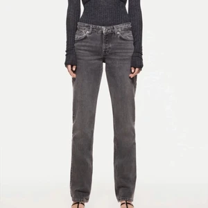 Lowrise jeans - Intressekoll på mina gråa lågmidjade zara jenas ❤️‍🔥 vill se vad jag kan få för de, buda