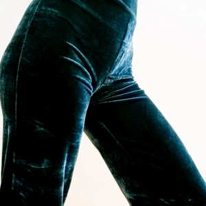 Sammetsbyxor att dö för - En partybralla utan dess like! Blågrön sammet!🦋 Så härliga och mjuka🦕