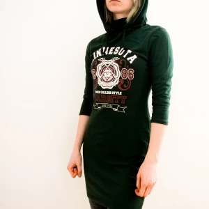 Klännings-hoodie🦎🌲 - Grön hoodieklänning från NewYorker. Åtsittande passform. Kan klippas så det blir en hoodie/crop top❤️‍🔥🦎