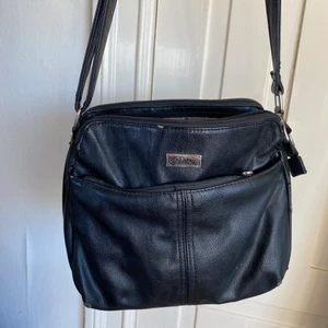 Svart väska  - Svart väska från PUCCINI säljer då den inte kommer till användning (den är lite sliten på vissa ställen) Nypris runt 600kr!