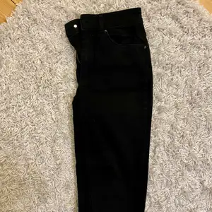 Helt vanliga svarta tighta jeans med en hög midja! Skicka för fler bilder eller frågor :) 👍