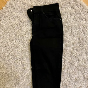 Svarta jeans - Helt vanliga svarta tighta jeans med en hög midja! Skicka för fler bilder eller frågor :) 👍