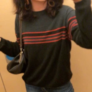 Sweater - Superhärlig tröja, använder inte längre därför säljer jag den. Storleken passar XS-S