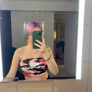 Bandeau topp - En asball bandeautopp från shein med rosa militärmönster. Storlek s.