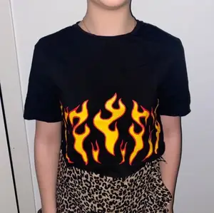 En svart t-shirt med flammor från shein❤️