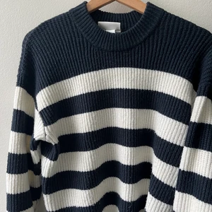 Super fin stickad tröja - Säljer denna fina och sköna stickade tröjan i storlek S från monki. Den är använd några fåtal gånger så lite nopprig men annars väldigt bra skick! Säljer den för 150kr, köparen står för frakten!❤️‍🔥