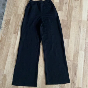 kostymbyxor s - Kostymbyxor med resor i midjan. Svarta. Inte genomskinliga. Storleken är s men är snarare xs. 