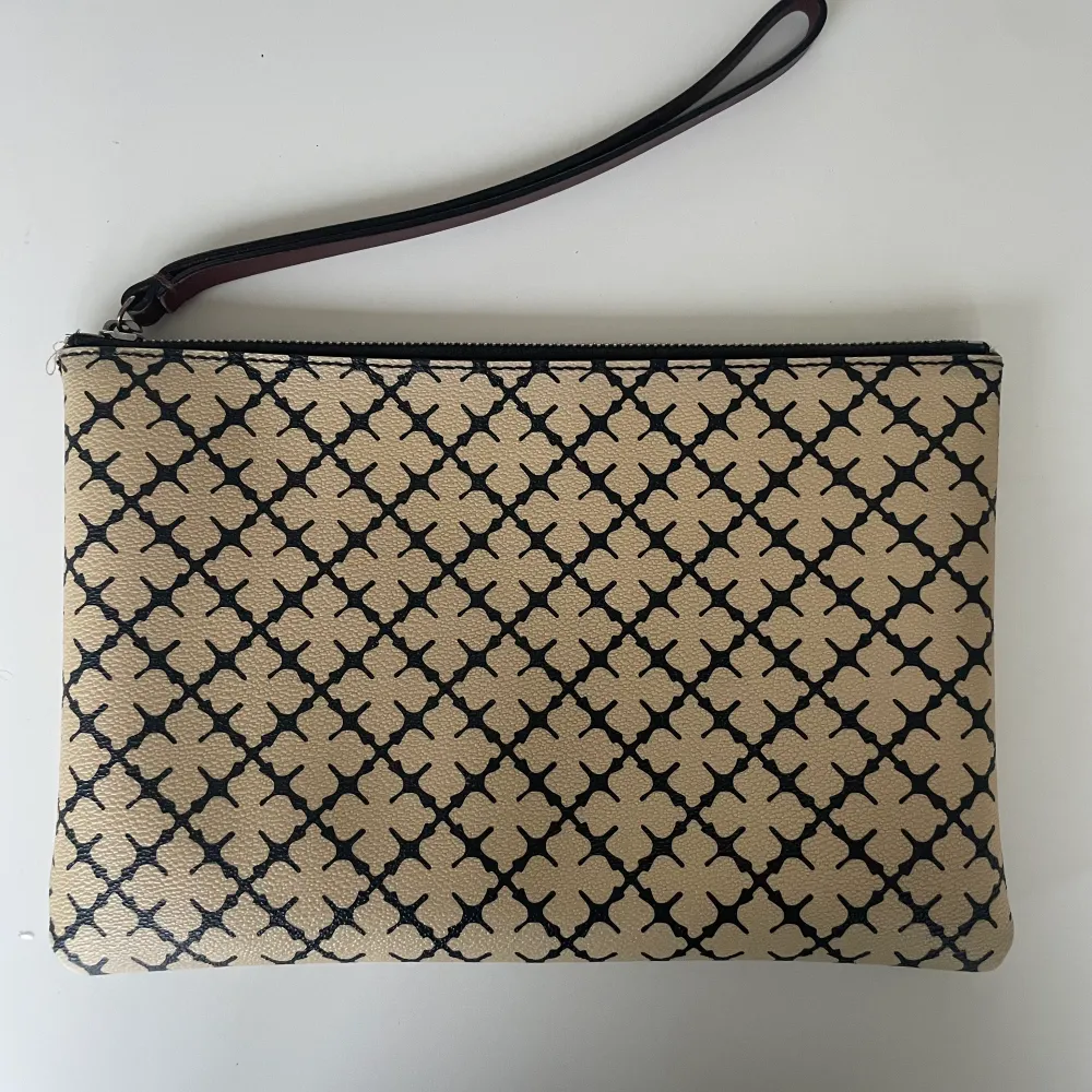 Snygg Clutch/ Väska fr by Malene Birger. Fint o fräscht skick!. Väskor.