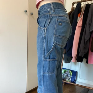 Worker pants, köpte secondhand - De är bra kvalite, ganska använda eftersom de är secondhand. De är långa (jag är 1.80 för referens).