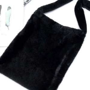 Säljer denna fluffiga väskan fast i krämvit färg!💕