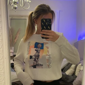 Carin Wester tröja - ⚡️ Carin Wester tröja med coolt motiv, älskar denna tröja men har så lite användning av den!⚡️