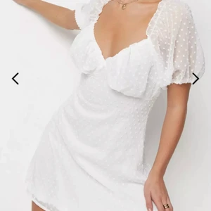 Vit klänning 36 - En fin vit klänning från missguided som aldrig använts. Köptes till studenten men tyvärr är den för liten. Alla lappar finns kvar och klänningen är enbart provad en gång. Den har storleken 38 men är liten på mig som är 36/38, skulle snarare säga att det är en liten 36;a. (Tyvärr har det även gått mer än 30 dagar vilket gör att jag inte kan returnera den) 