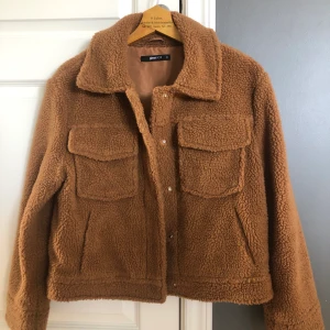 Teddyjacka  - Teddyjacka från Gina Tricot, storlek 38. Jag kan mötas upp i Malmö eller Lund men jag kan också skicka, då står dock köparen för frakten. Skriv om ni undrar något!💕