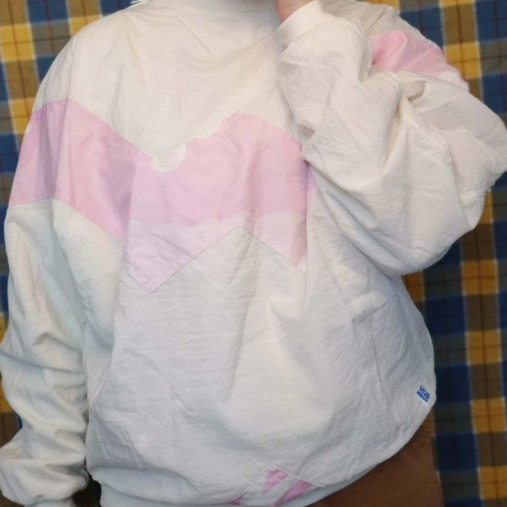 Unik retro sweatshirt med ena sidan frotté och andra ett slags prasseltyg. Har fickor! Kanske passar till stranden? Orka handduk! Frakt för denna ligger på 66 kr, samfraktar gärna! 😊👍. Tröjor & Koftor.
