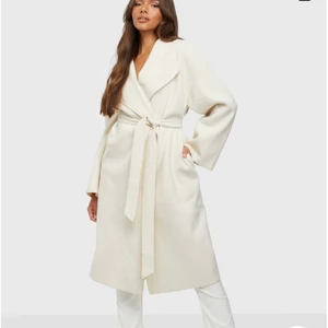 Bianca X Nelly kappa - Säljer min kappa från Bianca x Nelly som är slutsåld på hemsidan, köpte för 1300kr men säljer för 500kr! Använt endast fåtal gånger så den är i bra skick😊dm för fler bilder om det önskas!💕