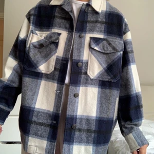 Zara jacka  - ❗️Första bilden är inte min❗️                                                  As snygg oversized modell och passar helt klar en M också👍 Nypris var 500kr (e jag ganska säker på).  Perfekt vårjacka!! Har använts en del men fortfarande i mkt bra skick🤩