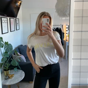 T-shirt calvin klein - Snygg T-shirt från calvin klein i storlek L som därav använts som oversize T-shirt av mig. Denna är otroligt mjuk i materialet✨