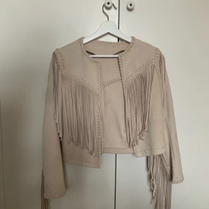 Fransjacka  - Helt oanvänd fransjacka i toppskick. Gjord av mockaimitation och är sjukt mjuk och bekväm. Den är lite för kort för mig i armarna då jag föredrar L i jackor ( jag är 176) men skulle säga att den här passar en s-m beroende hur man vill att passformen ska vara. Den är så cool och jag önskar verkligen att den hade kommit till mer användning 💥