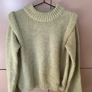 Pastell grön stickad tröja från Gina tricot, supermjuk och använd endast 1 gång. (Tröjan har ett litet hål i sömmen på armen kan skicka bild privat men går lätt att sy)🤍