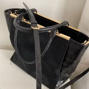 Michael kors handbag, with beautiful golden details, a special edition bag, sold in only few examples around the world, Made of 2 kinds all natural genuine haircalf leather! Like New!🌟🌟🌟🌟🌟