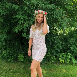 Blommig klänning - Den perfekta blommiga klänningen med ”dragspelsresår” både fram och bak💗🥺 passar perfekt till midsommar och andra sommarfester!! 🌟🌸🌹 storlek M men passar likaväl S🌼 frakt tillkommer, 48kr!