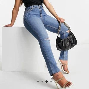 Jeans  - Mellan blå skinny jeans i vintage stil med mellanhög midja och revor. Helt nya oanvända med prislapp på. Är du intresserad ? Slå en pling PRISET KAN DISKUTERAS. 