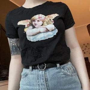 Graphic t-shirt - T-shirt med änglatryck på från H&M. Storlek S. Frakt 45 kr 🌿 Finns i Västerås! 