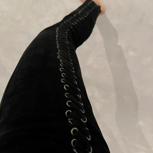 Mocka-byxor i svart  - Sköna och coola mockabyxor säljs nu för 1000kr. Jag är 168cm och längden på byxorna går strax ovan fotknölarna. Fina dejtar på byxan som ni ser på bild.  Nyköp ca 5000kr. Ditt pris 1000kr. Du står för frakt om inte du vill använda swish och bor i Sthlm så kan vi mötas upp. Jag är varken rökare eller har pälsdjur 