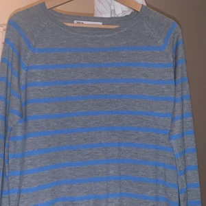 randig tröja  - säljer denna superfina tröja den Zara då den inte kommer till användning. Lägg gärna ett bud om du är intresserad! Är du ensam i budgivningen får du köpa den för utropspriset! Har du frågor är det bara att kontakta mig! 