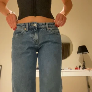 Jeans  - Lågmidjade jeans från weekday, avklippta längst ner och passar mig som är 160cm! Använda fåtal gånger så väldigt fint skick💕💕 200kr + frakt 