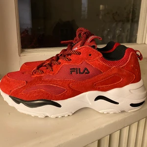 Fila sneakers  - Använda 1 gång, som nya! Storlek 38 men små i storleken så mer som 37 i strl. 