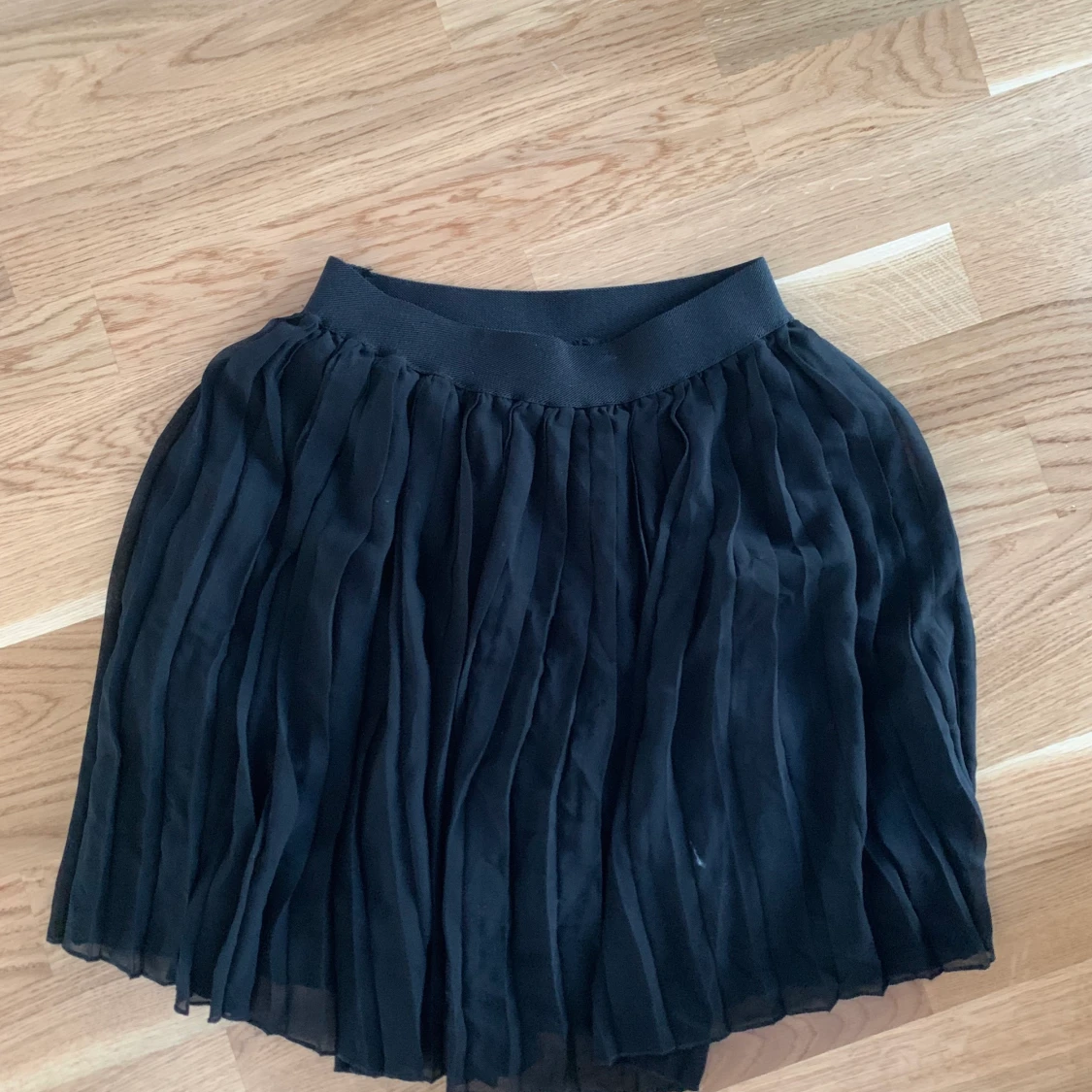 Kort plisserad svart kjol