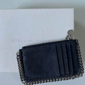 Säljer denna superfina mörkblå Stella McCartney korthållare då den inte kommer till användning. Både låda och kvitto finns kvar❤️ ursprungspris: 2100❤️