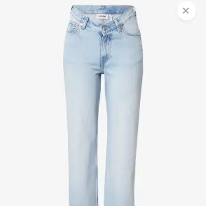 Säljer dessa jeans med crossover i midjan, dom är köpta på Weekday för 599!! Dom är raka i benen och är i färgen washed blue, kontakta mig för fler bilder! (Frakt ingår inte)