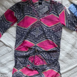 Mönstrad beach klänning - Storlek M. Mönstrad klänning. Aldrig använd.