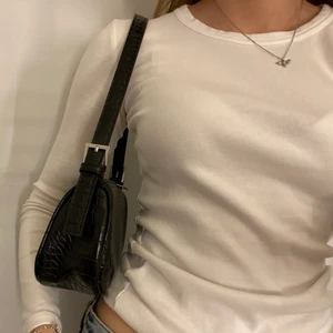 Svart väska - Svart väska, lagom stor med en ficka i. Använd få gånger!