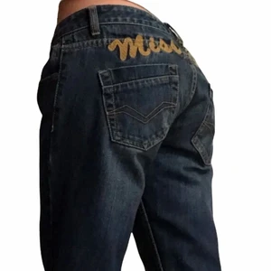 Lågmidjade jeans  - Inerbens längden är 80cm och rakt över i midjan (inte omklätts) e dom 36cm // slitna längst ner på ena benet 