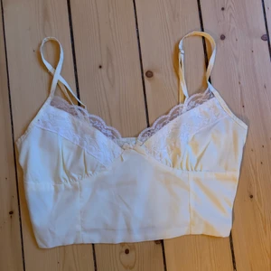 Linne - Supergulliga linne som tyvärr är för stort för mig. Säljer därför. Ljus citrongul. Säljs till högst bjudande! 