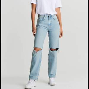 Ljusblåa 90s petite jeans från Gina med hål på knäna i stl 30. Bara använda några gånger skriv järna privat om ni undrar nåt 💕🤩