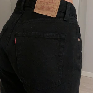 Svarta levis jeans - Svarta levis jeans, använda ett fåtal gånger! Fållat upp sömmarna längst ner så dom ska passa min längd, jag är 173cm! Även gjort en egen ”slits” vilket syns på tredje bilden! 💖 